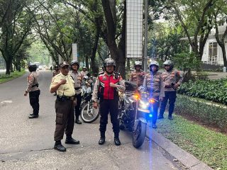 Amankan Arus Balik May Day, Satsamapta Polresta Tangerang Sisir JPO Cegah Pelemparan Batu ke Bus Buruh