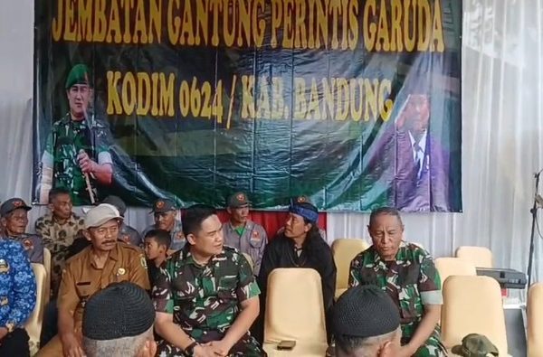 Dandim 0624 Pimpin Peresmian Sasak Gantung Sukarame, Tekankan Akses dan Kebersamaan Warga