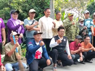 Camat Kronjo Turun Langsung Pimpin Aksi Bersih-Bersih Sampah di Cirumpak