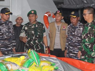 Peduli Bencana, Danrem 131/Santiago Tinjau Langsung Keberangkatan Bantuan Bahan Makanan dan Obat-Obatan untuk Korban Gempa Sangihe