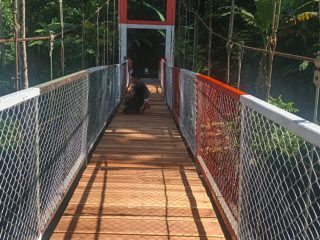Kejar Target, Pembangunan Jembatan Perintis Garuda Desa Sawangan-Minut Masuki Tahap Pemasangan dan Pengecatan Pagar