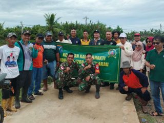 Babinsa Koramil 06/Selakau Bersama Warga Bersihkan Lingkungan, Wujud Kepedulian dan Semangat Gotong Royong