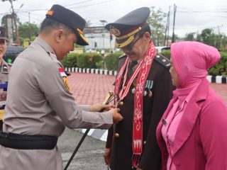 Penuh Haru dan Kebanggaan, Polres Sintang Lepas Personel Purna Bhakti dengan Tradisi Pedang Pora*
