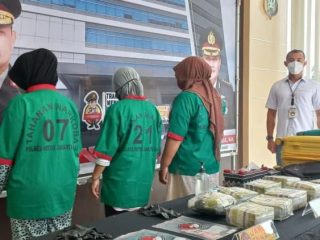 POLRES ASAHAN DIDUGA GAGALKAN PENYELUNDUPAN NARKOTIKA, TIGA PEREMPUAN DIDUGA KURIR DIAMANKAN, 9 KG SABU DAN 800 VAPE DIDUGA MENGANDUNG NARKOTIKA DISITA