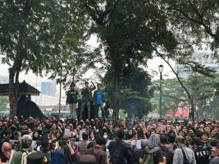 Ratusan Mahasiswa USU Demo di DPRD Sumut, Tuntut Stabilitas BBM dan Realisasi 19 Juta Lapangan Kerja