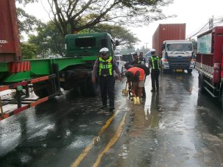 Polres Serang Terjunkan Water Cannon Bersihkan Ceceran Tanah di Kibin Warga Berikan Apresiasi