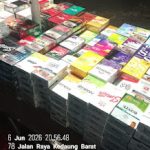 DIDUGA ROKOK ILEGAL MARAK DI KEDAUNG BARAT, LAPAK PINGGIR JALAN BEROPERASI HINGGA MALAM HARI
