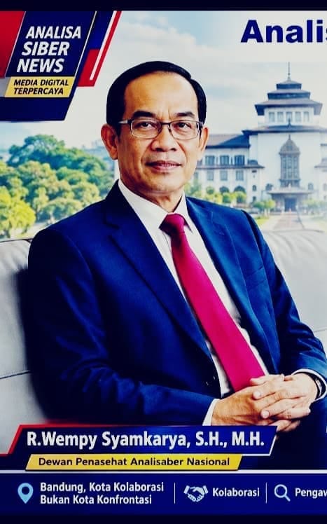 R. Wempzy Syamkarya, pakar analisis nasional di depan gedung pemerintahan.