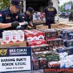 Petugas Bea Cukai Tangerang memeriksa rokok ilegal di lapak.