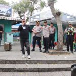 Petugas dan relawan melakukan pengamanan di lokasi keberangkatan suporter.
