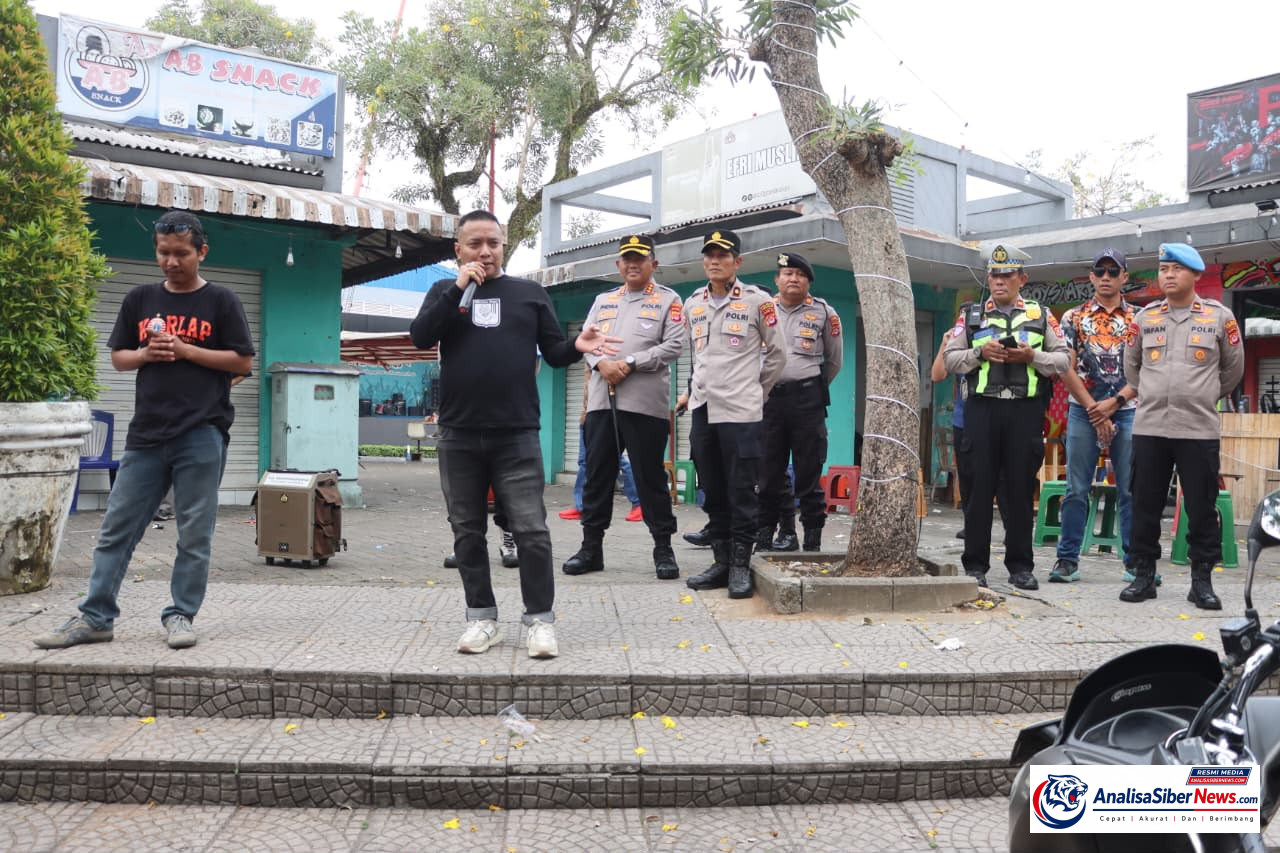 Petugas dan relawan melakukan pengamanan di lokasi keberangkatan suporter.