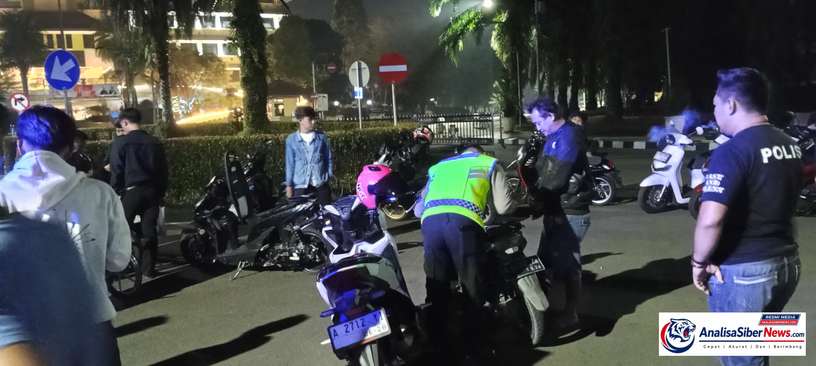 Polisi dan warga di lokasi kejadian balap liar di Tangerang.