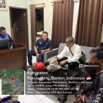 Pertemuan di ruang kantor dengan beberapa peserta diskusi.