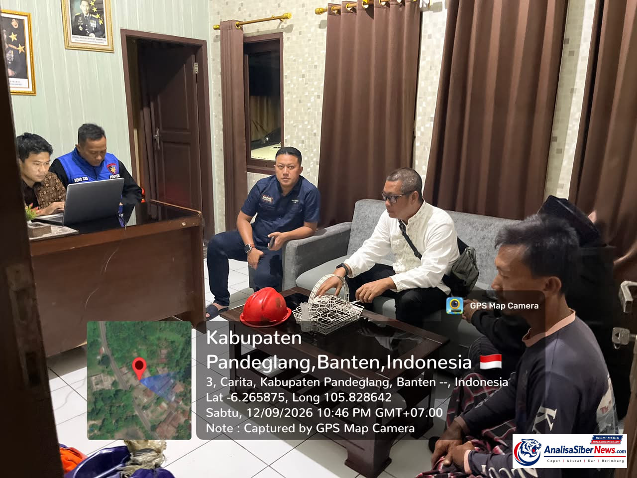Pertemuan di ruang kantor dengan beberapa peserta diskusi.