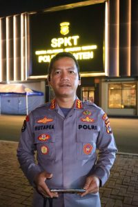 Kapolres Banten di depan kantor polisi dengan seragam lengkap.