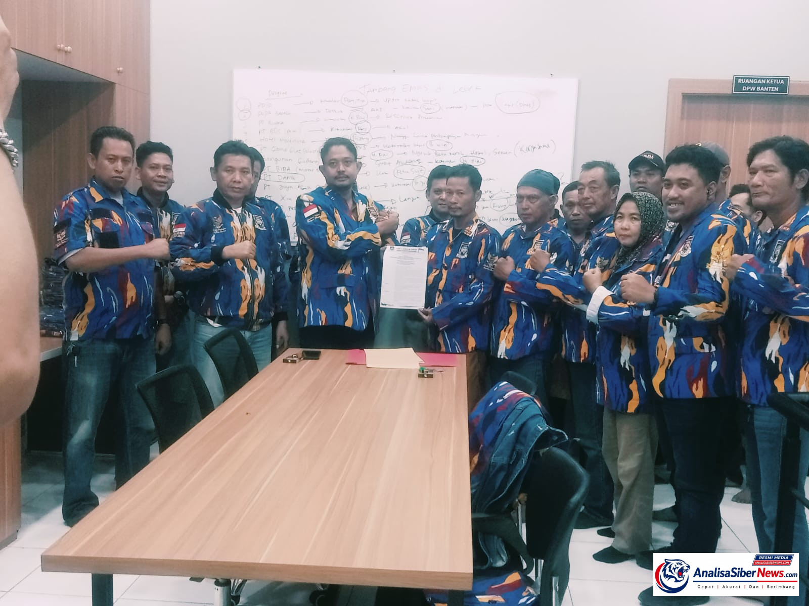 Kelompok pengurus DPC LSM Laskar NKRI Kecamatan Gunung Kaler.