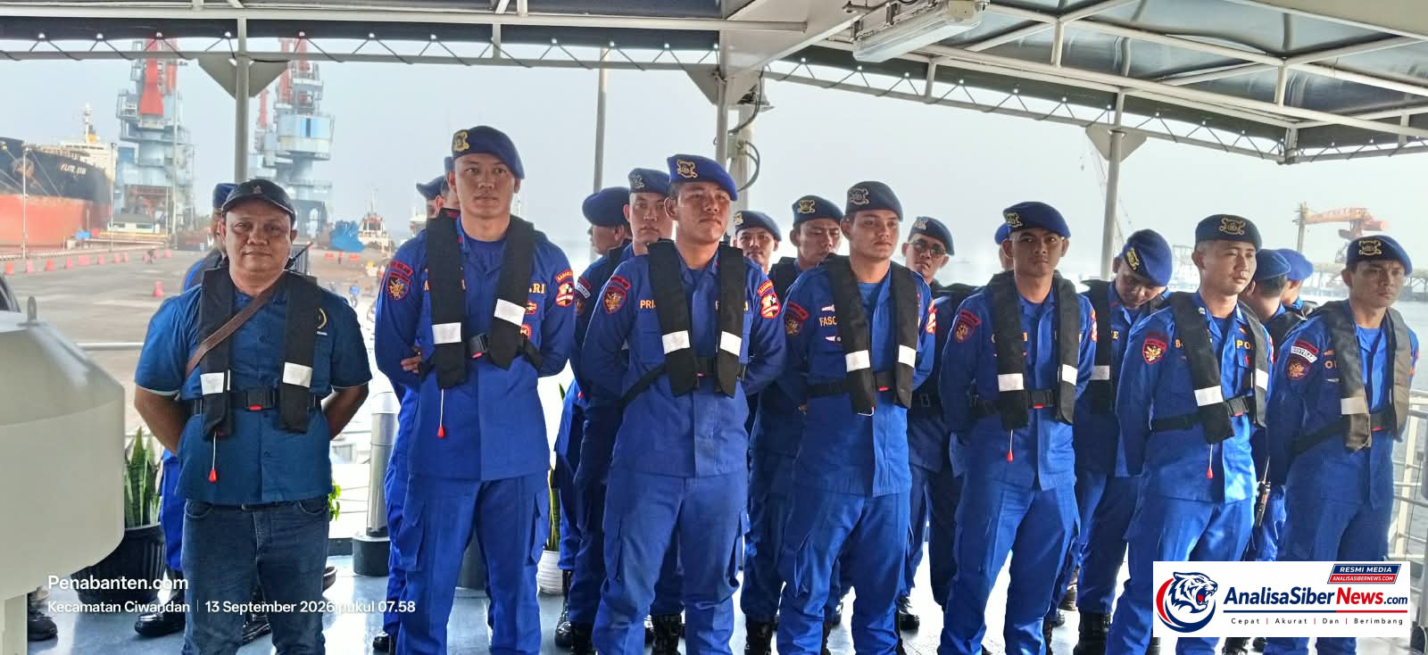 Tim pencarian wartawan hilang di Krakatau mengenakan seragam biru.