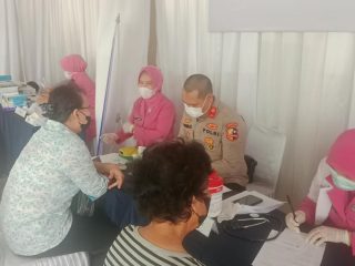 Reduksi Risiko ISPA Akibat Kabut Asap, Satgas SPPK Lemdiklat Polri Hadirkan Layanan Medis Gratis bagi Warga Kelam Permai