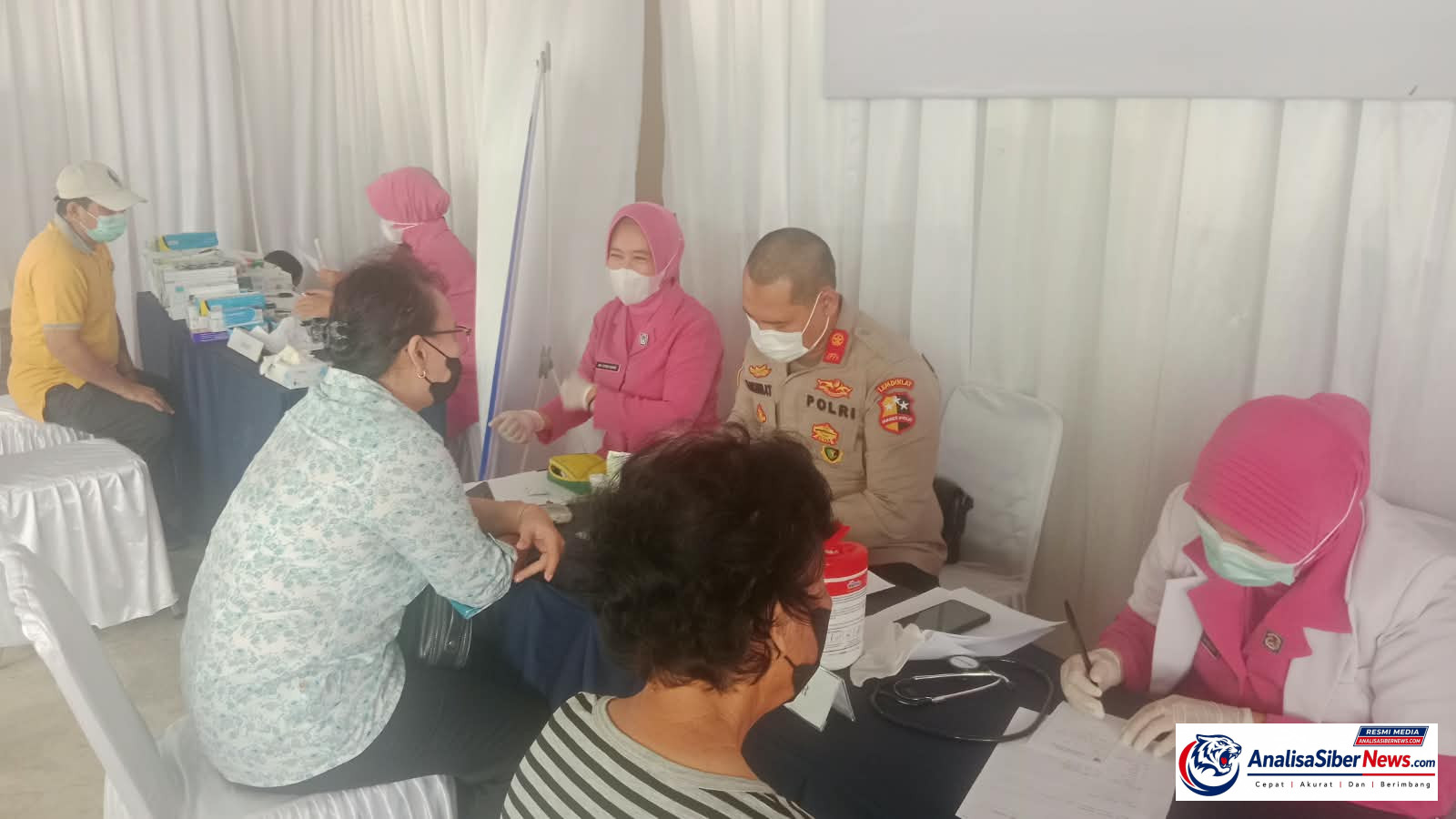Petugas medis dan warga di layanan kesehatan Kelam Permai.