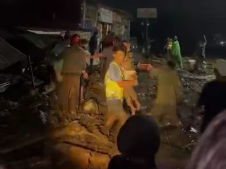 BANJIR BANDANG DAN LONGSOR MENERJANG AROSUKA KABUPATEN SOLOK, WARGA DIEVAKUASI
