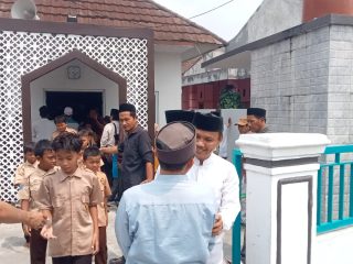 Kades Renged Wawan Takziah ke Rumah Duka Almarhum Nur Salim di Kampung Pasir Maja