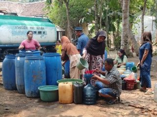Warga Terdampak Kekeringan di Desa Montor Pandeglang Berebut Air Bersih Bantuan SPPG Sindanglaya 2