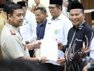 TIGA INSTANSI BERSINERGI, KANTOR PERTANAHAN DELI SERDANG SERAHKAN SERTIPIKAT TANAH WAKAF