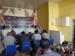 Kapolsek Pasar Kemis Pimpin Anev Bulanan, Tekankan Optimalisasi Quick Wins dan Kesiapsiagaan Personel