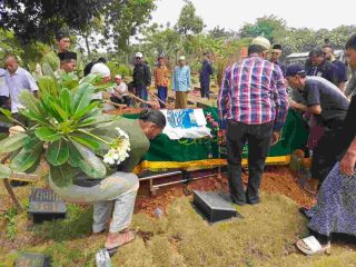 Sambang Warga, Bhabinkamtibmas Polsek Pasar Kemis Takziah ke Rumah Duka