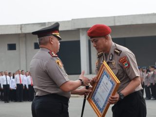 Peringati Hari Sumpah Pemuda ke-98, Kapolda Kalsel Berikan Penghargaan kepada 21 Personel Berprestasi