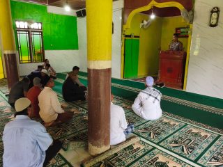 Jumat Keliling di Masjid Al-Hikmah, Kapolsek Sepauk Ajak Warga Jaga Kamtibmas & Bijak Bermedsos Dan Tangkal Hoax.