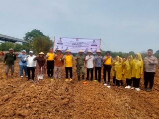 Dukung Swasembada Pangan 2026, Polsek Pasar Kemis Bersama Kelompok Tani Tanam Jagung di Lahan Seluas 1 Hektare