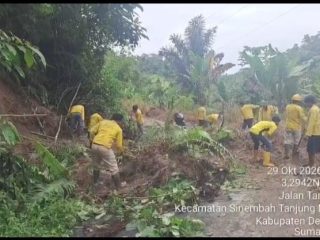 SIGAP! LONGSOR TUTUPI JALAN PENUNGKIREN RAMBEI STM HILIR, CAMAT, PEMDES DAN RELAWAN BERHASIL BUKA AKSES DALAM SATU JAM TANPA ALAT BERAT