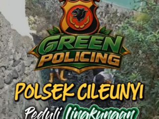 Polsek Cileunyi Terapkan Green Policing, Bersihkan Aliran Sungai Cijambam Bersama Warga